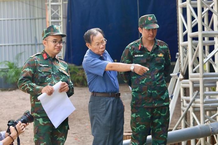 Ông Trần Văn Bản tham gia vào công tác tìm kiếm, quy tập hài cốt liệt sĩ tại Công viên Lê Thị Riêng. Ảnh: P.Thương.
