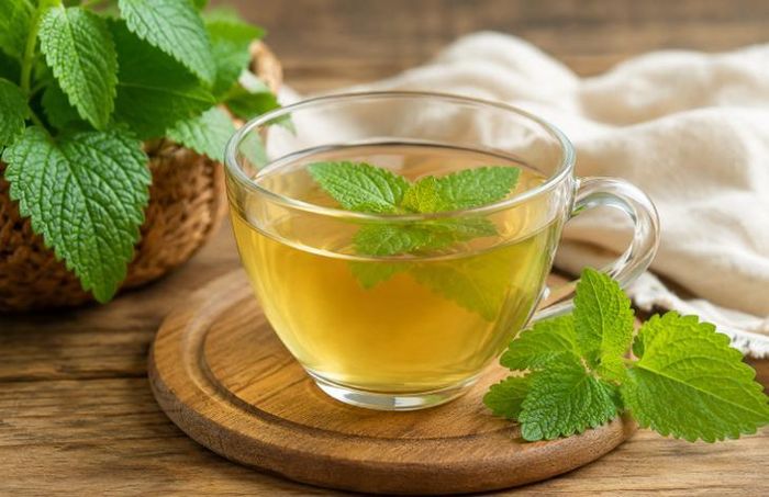 Trà tía tô chanh từ lâu được sử dụng như một loại trà thảo mộc giúp thư giãn tinh thần và hỗ trợ giấc ngủ