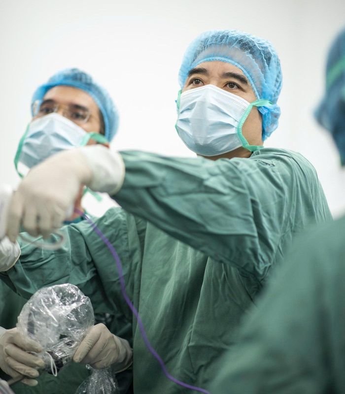 TS Nguyễn Hàm Hội- Trưởng khoa Ngoại tổng hợp Bệnh viện Bạch Mai cơ sở Ninh Bình đang thực hiện ca phẫu thuật nội soi cắt gan.
