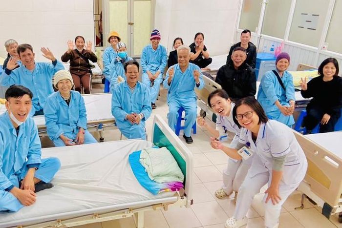 Mỗi nụ cười của người bệnh là những cống hiến âm thầm của đội ngũ cán bộ y tế - nguồn cảm hứng cho các tác phẩm dự thi