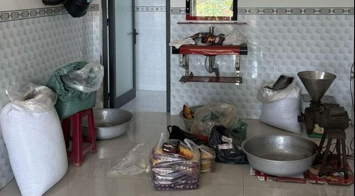 Lực lượng chức năng kiểm tra tại điểm sản xuất cà phê do L.H.Y. làm chủ. Ảnh: CAKH.