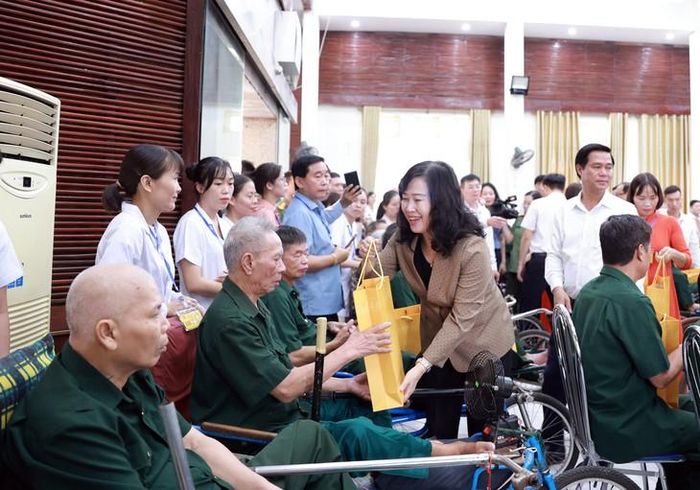 Bộ trưởng Bộ Y tế Đào Hồng Lan trao quà tới các thương, bệnh binh tại buổi lễ. Ảnh: Phương Hoa