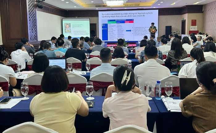 Các đại biểu tham dự buổi sinh hoạt khoa học.