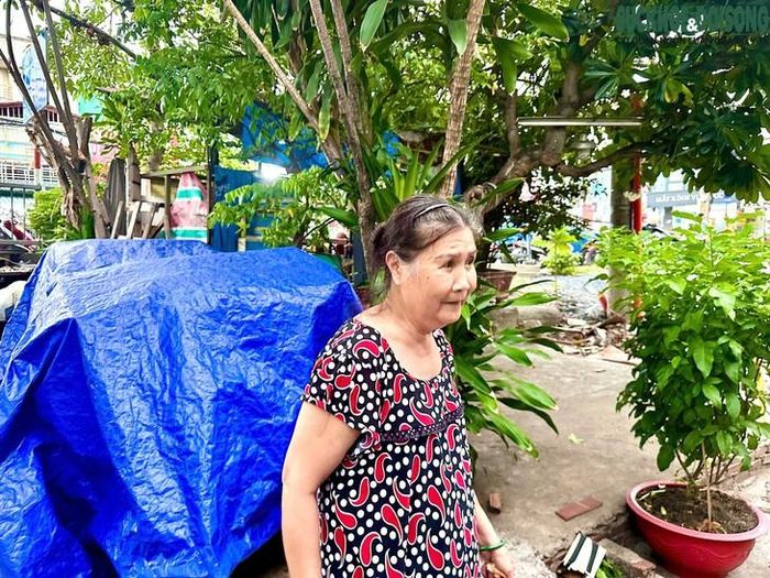 "Ngày đó, cả hai còn là những đứa trẻ chừng 12 tuổi, nhưng cái không khí khói lửa của chiến tranh thì in sâu vào tâm trí tôi đến tận bây giờ. Trận đánh cầu chữ Y kéo dài nhiều ngày, tiếng bom rền, tiếng súng nổ chát chúa vang vọng không dứt từ đêm này sang đêm khác, khiến đất đá cũng phải rung chuyển. Khu vực xung quanh cầu Chữ Y là những trận đánh khốc liệt, nơi mà bộ đội và quân địch ngã xuống nhiều không kể xiết. Giữa làn đạn bom, người dân quanh khu vực chẳng còn cách nào khác, dắt díu nhau, tay bồng tay bế, di tản vào trong Thành phố", bà Hưng cho biết thêm.