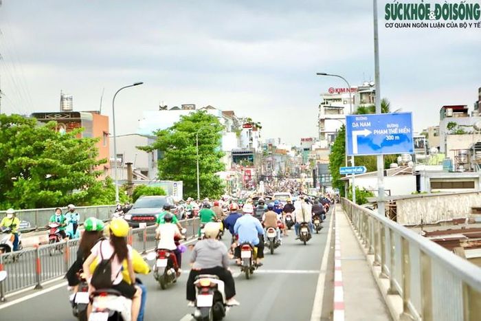 Cầu Chữ Y đã qua nhiều lần sửa chữa, mở rộng lớn (năm 1992, đại tu năm 2006 và mở rộng toàn diện năm 2017) để đáp ứng mật độ giao thông đông đúc.