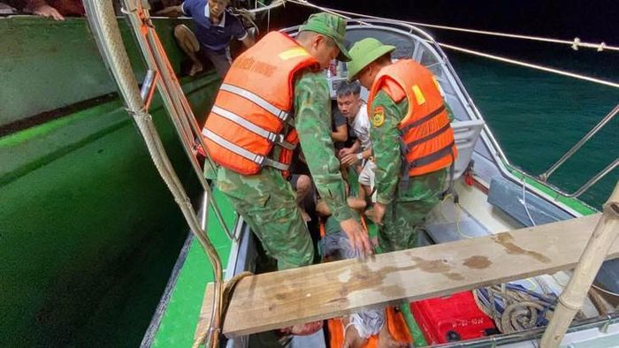 Biên phòng Nghệ An kịp thời cứu thuyền viên bị tai nạn lao động trên biển.