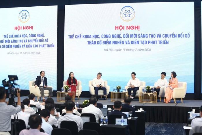 Các diễn giả tham gia thảo luận tại Hội thảo.