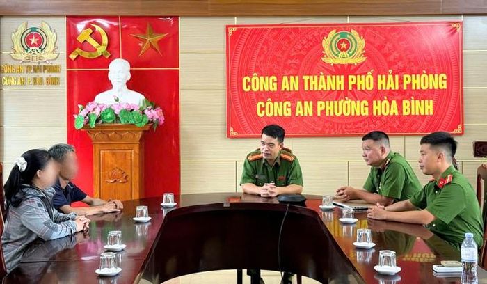Gia đình chị Đào T.T bày tỏ lòng cảm ơn đến Công an phường Hòa Bình trong quá trình giúp gia đình tìm kiếm người chồng đi lạc. Ảnh: Cơ quan Công an.