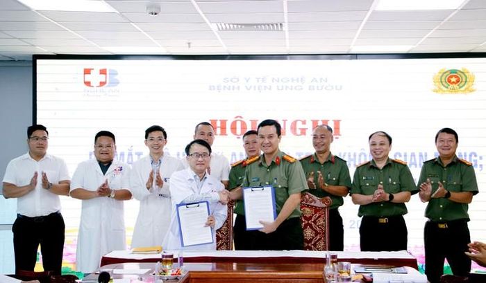 Công an tỉnh Nghệ An và Bệnh viện Ung bướu Nghệ An ký kết kế hoạch phối hợp triển khai mô hình.
