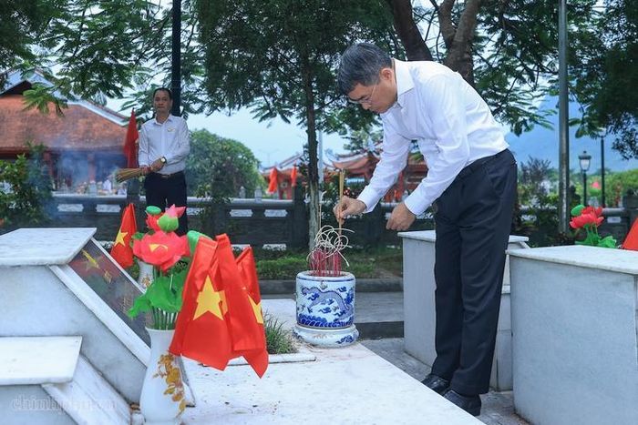 Thủ tướng Lê Minh Hưng thắp hương tri ân các Anh hùng liệt sĩ. Ảnh: VGP/Nhật Bắc