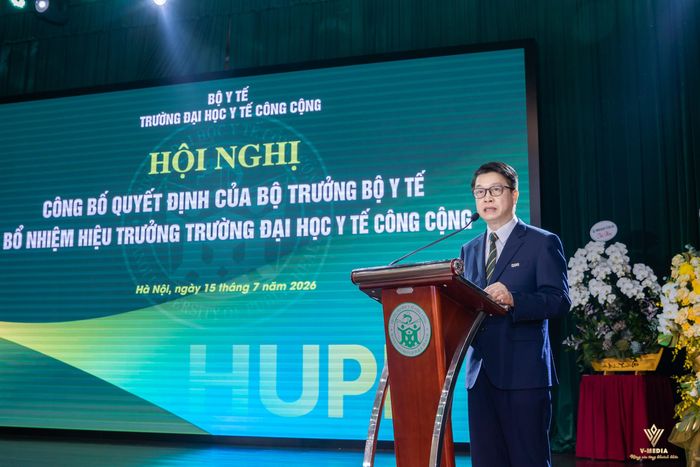 GS.TS.BS Hoàng Văn Minh - Hiệu trưởng Trường Đại học Y tế Công cộng phát biểu.