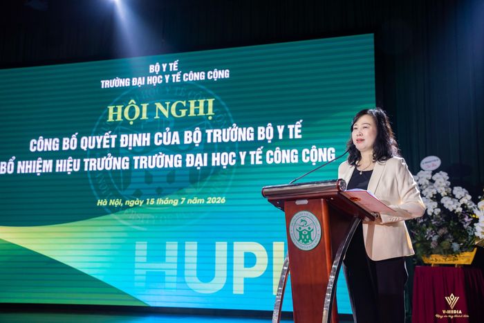 Bộ trưởng Bộ Y tế Đào Hồng Lan phát biểu giao nhiệm vụ cho Hiệu trưởng Hoàng Văn Minh và nhà trường.