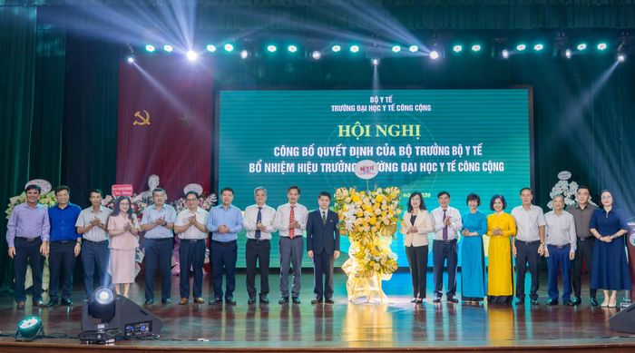 Bộ trưởng Bộ Y tế Đào Hồng Lan cùng các đại biểu, Ban Giám hiệu nhà trường chúc mừng Hiệu trưởng Hoàng Văn Minh.