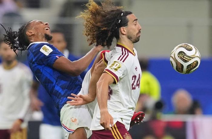 Olise của ĐT Pháp (trái) và Cucurella của ĐT Tây Ban Nha tranh bóng trong trận Bán kết World Cup 2026. Ảnh: Julio Cortez/ AP Photo.