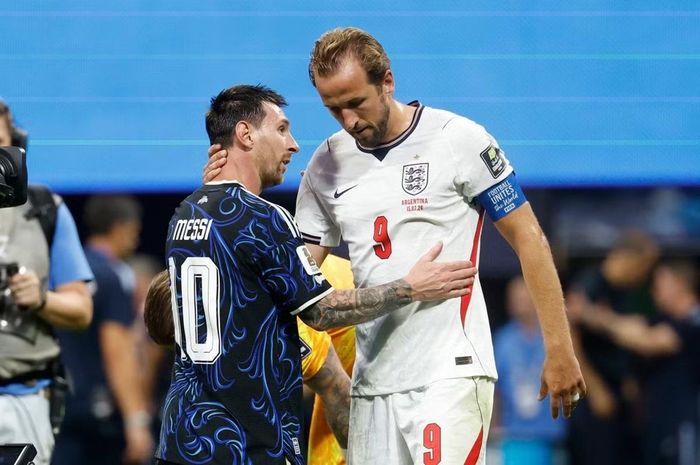 Messi (ĐT Argentina) và Kane (ĐT Anh) sau trận Bán kết World Cup 2026. Ảnh: Erik S. Lesser/ AP Photo.