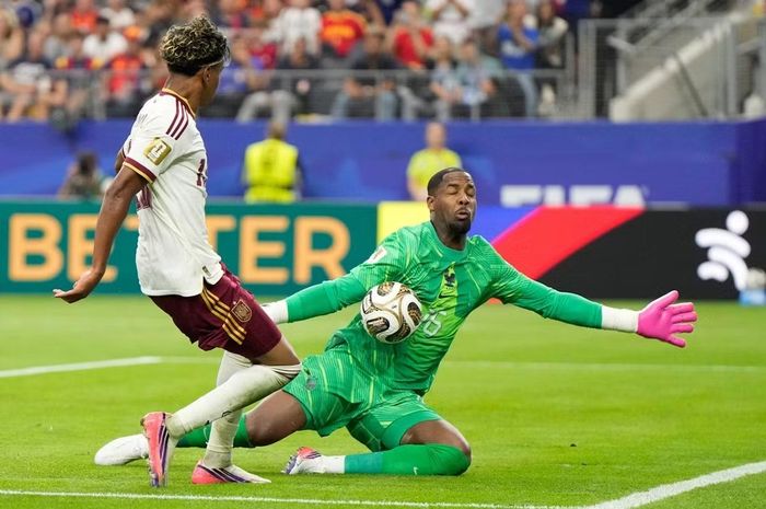 Yamal (trái) trong trận Bán kết World Cup 2026 với ĐT Pháp. Ảnh: Ashley Landis/ AP Photo.