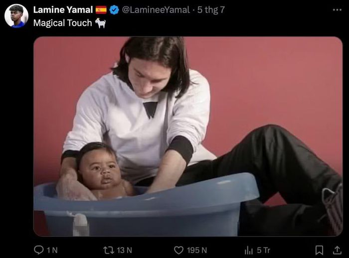 Tháng 7/2024, Yamal từng đăng tải trên trang cá nhân bức ảnh anh được Messi tắm khi mới vài tháng tuổi.