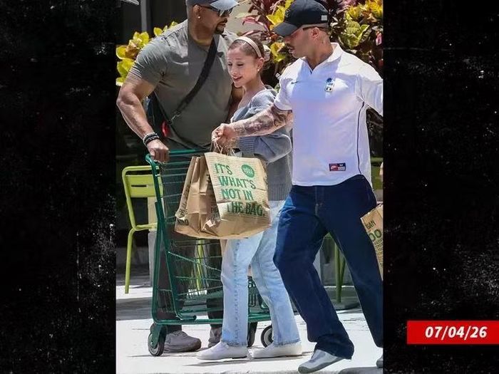  Ricky Alvarez được nhìn thấy xuất hiện tại Florida để nghỉ lễ cùng Ariana Grande. Ảnh: TMZ 