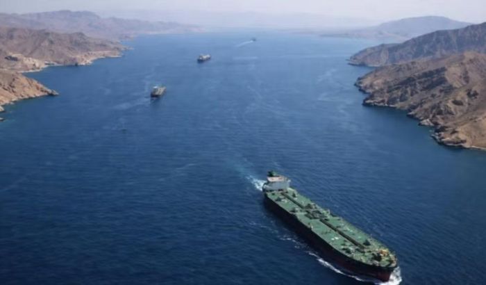 Dù vậy, bài báo cho biết tình hình thực địa vẫn rất phức tạp. Iran tiếp tục duy trì ảnh hưởng đáng kể đối với hoạt động qua lại tại eo biển Hormuz, khiến lưu lượng vận tải giảm mạnh và giá dầu tăng lên so với thời điểm trước khi Mỹ và Iran đạt thỏa thuận hòa bình hồi tháng trước.