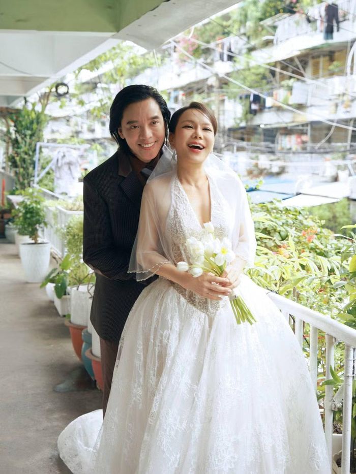 Được biết đến là một nghệ sĩ đa năng, Việt Hương đã ghi dấu ấn ở nhiều lĩnh vực khác nhau. Từ sân khấu kịch, truyền hình, điện ảnh đến hoạt động kinh doanh, rong suốt hành trình ấy, những thành công của Việt Hương luôn có sự hiện diện của Hoài Phương