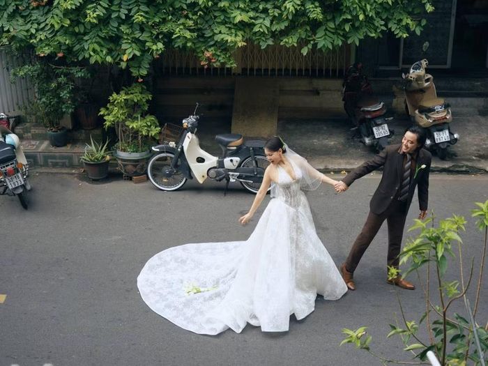 Giải thưởng không chỉ là sự ghi nhận cho những nỗ lực không ngừng nghỉ của Việt Hương trên con đường nghệ thuật mà còn mang ý nghĩa như một món quà đặc biệt trong cột mốc 20 năm hôn nhân