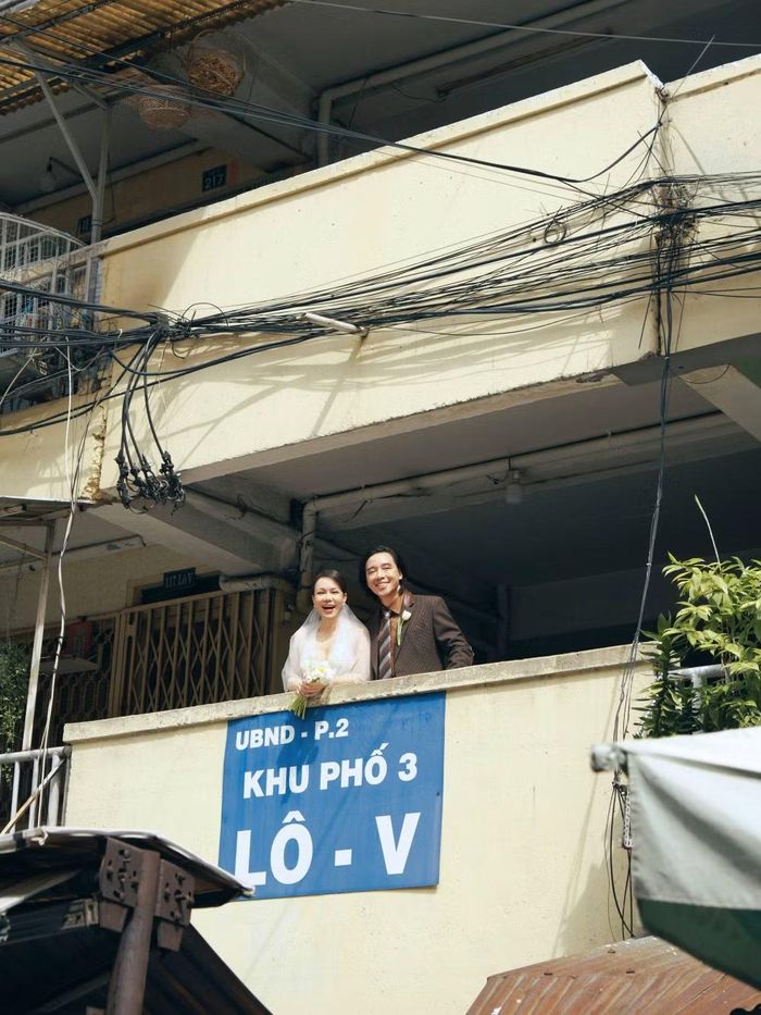 Năm 2021, sau nhiều năm sinh sống tại Mỹ, ca nhạc sĩ Hoài Phương cùng con gái Elyza trở về Việt Nam. Từ đó, anh luôn sát cánh cùng Việt Hương trong các hoạt động nghệ thuật, kinh doanh và cuộc sống, trở thành điểm tựa vững chắc phía sau thành công của nữ nghệ sĩ