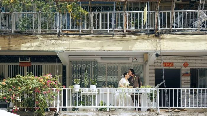 Đúng vào dịp kỷ niệm 20 năm ngày cưới, Việt Hương còn đón nhận thêm một niềm vui đặc biệt trong sự nghiệp. Tại Liên hoan phim Châu Á Đà Nẵng lần thứ IV (DANAFF IV), nữ nghệ sĩ được xướng tên ở hạng mục Nữ diễn viên chính xuất sắc nhất dành cho Phim Việt Nam dự thi nhờ màn hóa thân giàu cảm xúc trong bộ phim "Cục vàng của ngoại"