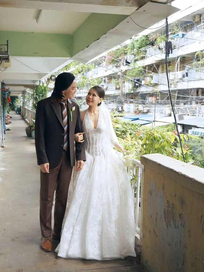 Không cần những bối cảnh lộng lẫy, bộ ảnh vẫn mang vẻ đẹp rất riêng khi đặt chiếc váy cưới giữa khu chung cư cũ, nơi lưu giữ tuổi thơ, gia đình và những năm tháng đầu tiên của Việt Hương