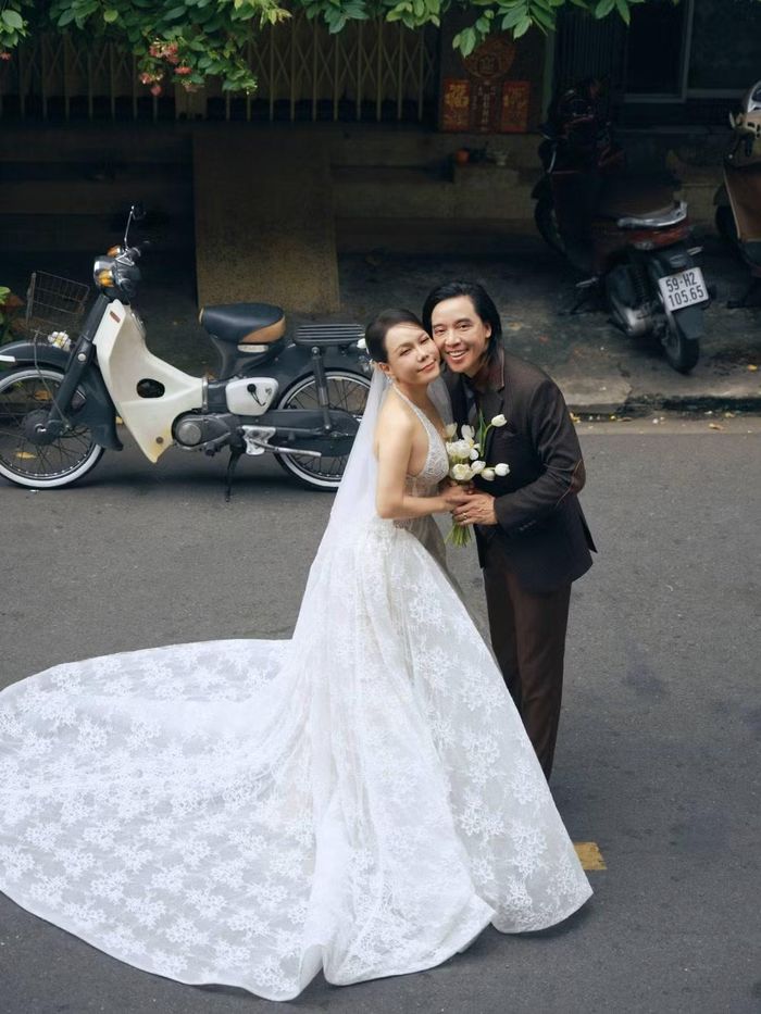 Sau hai thập kỷ đồng hành, đây không chỉ là bộ ảnh kỷ niệm ngày cưới, mà còn là lời tri ân dành cho nơi đã bắt đầu mọi hành trình của nữ nghệ sĩ và là minh chứng rằng hạnh phúc đôi khi được viết nên từ những điều giản dị nhất