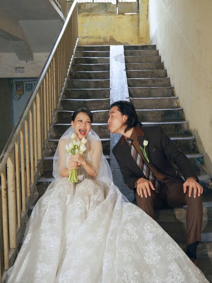 Từ những hành lang cũ, cầu thang quen thuộc, khoảng sân nhỏ đến con đường trước khu nhà, mỗi khung hình đều gợi nhắc một phần ký ức tuổi thơ của nữ nghệ sĩ
