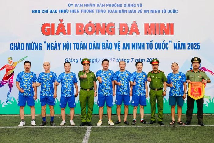 Đội bóng Công an phường Giảng Võ thể hiện quyết tâm thi đấu cống hiến, quyết thắng