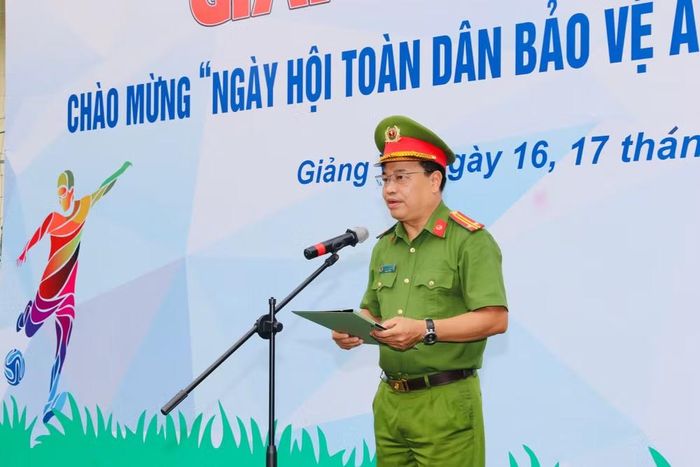 Phát biểu khai mạc, Trung tá Nguyễn Xuân Sơn - Phó trưởng Công an phường, Phó ban Chỉ đạo thực hiện phong trào toàn dân bảo vệ an ninh Tổ quốc phường Giảng Võ nhấn mạnh giải là hoạt động thiết thực nhằm hưởng ứng Ngày hội, đồng thời tiếp tục đẩy phong trào "Toàn dân rèn luyện thân thể theo gương Bác Hồ vĩ đại", góp phần nâng cao sức khỏe, đời sống văn hóa tinh thần cho cán bộ, công chức, viên chức, lực lượng vũ trang, người lao động và nhân dân trên địa bàn phường.