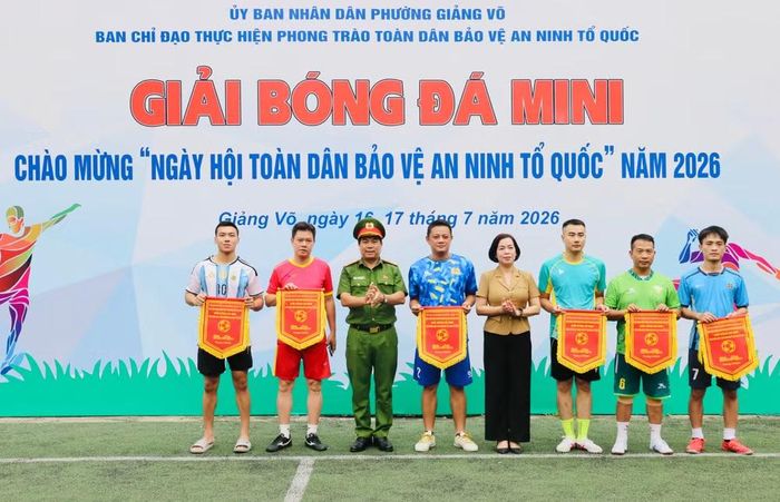 Các đại biểu tặng cờ lưu niệm cho đại diện 6 đội bóng