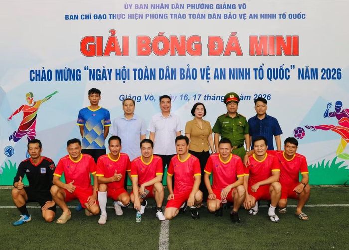 Đại biểu chụp ảnh lưu niệm cùng các đội bóng