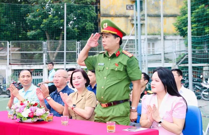 Thượng tá Đỗ Sỹ Dũng - Ủy viên Ban Thường vụ Đảng ủy, Trưởng Công an phường, Phó trưởng Ban Thường trực Ban Chỉ đạo thực hiện phong trào toàn dân bảo vệ an ninh Tổ quốc phường Giảng Võ
