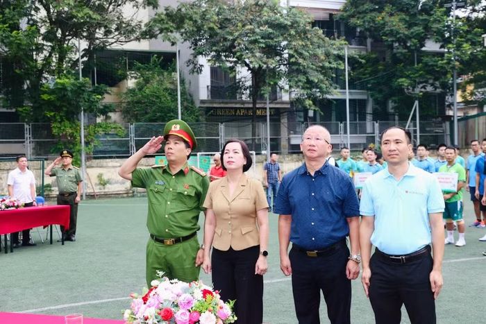 Các đại biểu nghiêm trang trong nghi thức chào cờ khai mạc