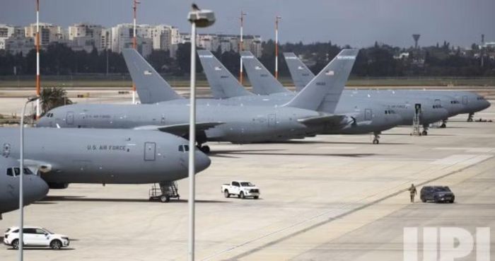 Theo truyền thông Israel, phi đội tiếp dầu Mỹ gồm 9 máy bay KC-46 Pegasus và 5 máy bay KC-135 Stratotanker đã được triển khai tới Ben Gurion ngay trước khi xung đột Trung Đông bùng phát hồi tháng 2.