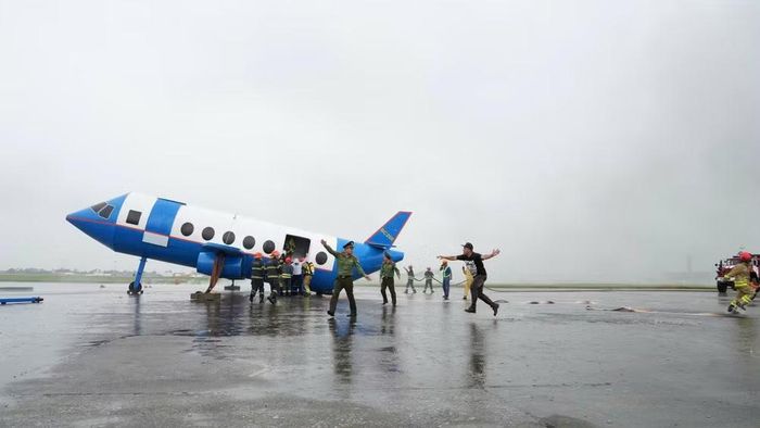 Quá trình xả đà khiến thân tàu bay ma sát với đường băng dẫn đến phát tia lửa gây cháy, tàu bay dừng tại cuối đường cất hạ cánh và mất khả năng tự di chuyển. Trên máy bay lúc này có 185 hành khách, 2.000 kg hàng hóa và 8 thành viên phi hành đoàn (2 phi công, 6 tiếp viên).
