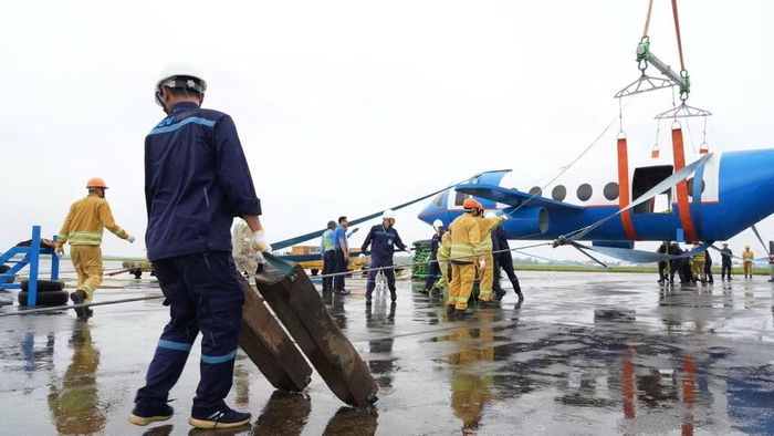 Ngay sau khi công tác cứu nạn hoàn tất, quá trình di dời tàu bay mất khả năng di chuyển được triển khai qua 9 bước thực hành bài bản. Tổng cộng 38 nhân sự thuộc các đơn vị của Cảng HKQT Nội Bài và HGS đã tham gia thao tác trực tiếp.