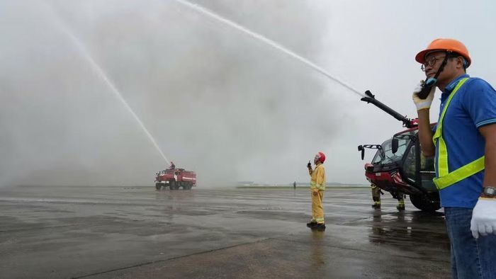 Đội hình chữa cháy đã nhanh chóng triển khai lăng nóc để phun bọt chữa cháy ngăn cháy lan, đồng thời dùng lăng cầm tay phun nước làm mát bảo vệ thân tàu bay, tạo lối thoát nạn cho hành khách.