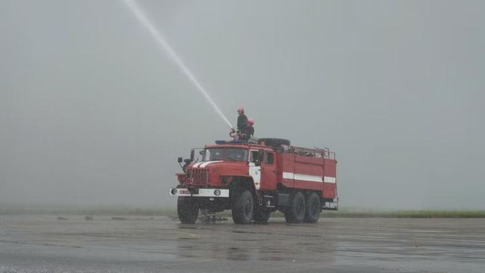 Ngay sau đó, sự chi viện từ 12 chiến sĩ cùng 2 xe chữa cháy của Đội Cảnh sát PCCC&amp;CNCH khu vực 22 và 10 chiến sĩ cùng 2 xe chữa cháy của Tiểu đoàn căn cứ sân bay Nội Bài đồng loạt tiếp cận.