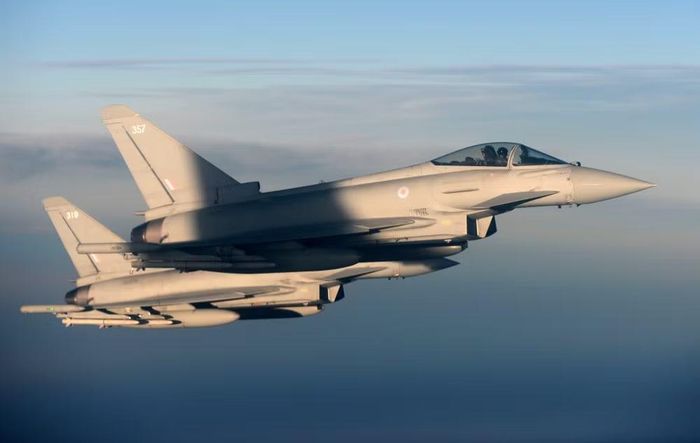 Tổng đơn đặt hàng bao gồm 38 máy bay chiến đấu Eurofighter phiên bản Tranche 4, được ký hợp đồng vào năm 2020, và 20 tiêm kích phiên bản Tranche 5, hợp đồng được ký kết vào năm 2025.
