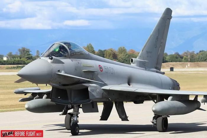 Điểm khác biệt kỹ thuật chính của radar thế hệ mới là việc tích hợp mảng pha quét chủ động tiên tiến, hệ thống radar được trang bị đầy đủ phần cứng và phiên bản phần mềm mới nhất.