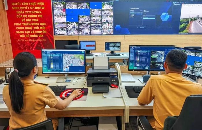 Để các màn hình này hiển thị thông tin kịp thời, chính xác, lực lượng Cảnh sát giao thông Hà Nội trực tiếp điều khiển và cập nhật dữ liệu tại Trung tâm Điều khiển giao thông Hà Nội