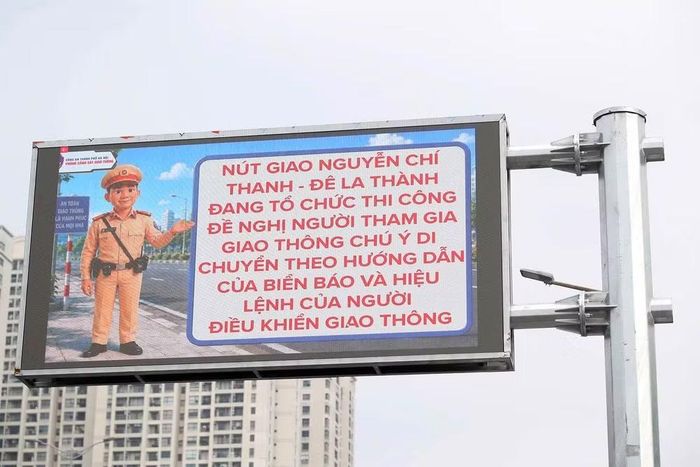 Màn hình đưa ra hướng dẫn phân luồng hoặc gợi ý lộ trình thay thế để người dân chủ động lựa chọn hướng đi phù hợp, hạn chế ùn tắc