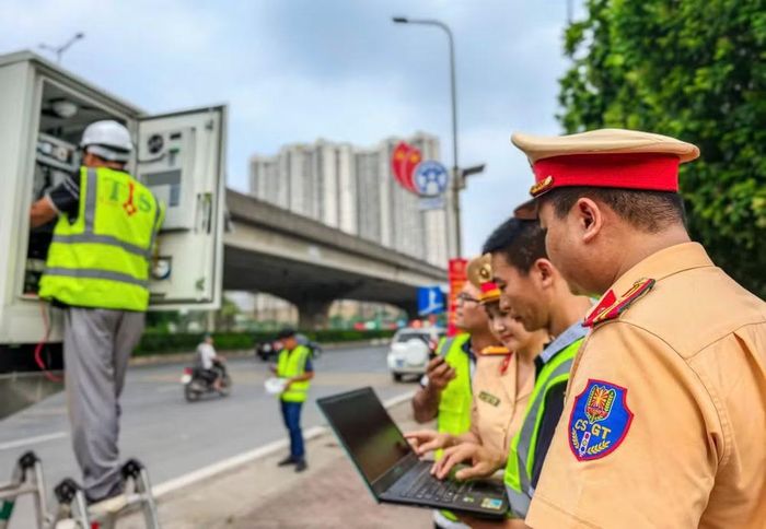 Trước đó, Phòng Cảnh sát giao thông Công an thành phố Hà Nội phối hợp với đơn vị thi công kiểm tra hệ thống màn hình LED