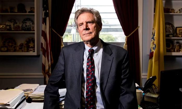 Nghị sĩ Dân chủ Frank Pallone cho rằng việc thay đổi giờ không còn phù hợp với cuộc sống hiện đại. Theo ông, thói quen làm việc và đi lại của người dân đã thay đổi đáng kể, trong khi số lượng học sinh đi bộ đến trường cũng giảm mạnh so với trước đây.