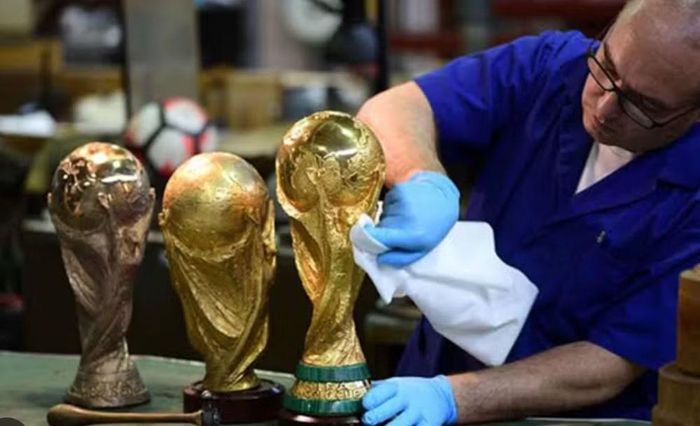 FIFA cũng đã bãi bỏ quy định cho phép đội tuyển vô địch ba lần được giữ vĩnh viễn cúp gốc.