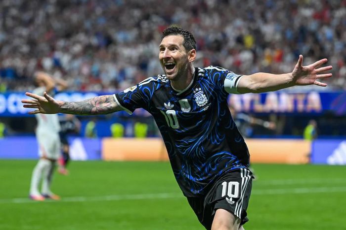 Lionel Messi của Argentina ăn mừng sau khi đường chuyền của anh dẫn đến bàn thắng quyết định giúp Argentina giành chiến thắng trước Anh ở phút bù giờ hiệp hai. Nguồn: Getty Images