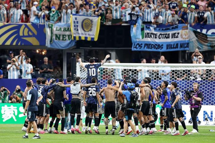 Lionel Messi và các đồng đội ăn mừng sau trận đấu. Nguồn: Reuters.